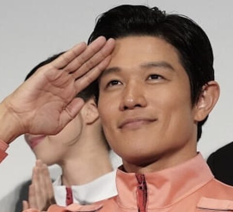 鈴木亮平の敬礼姿