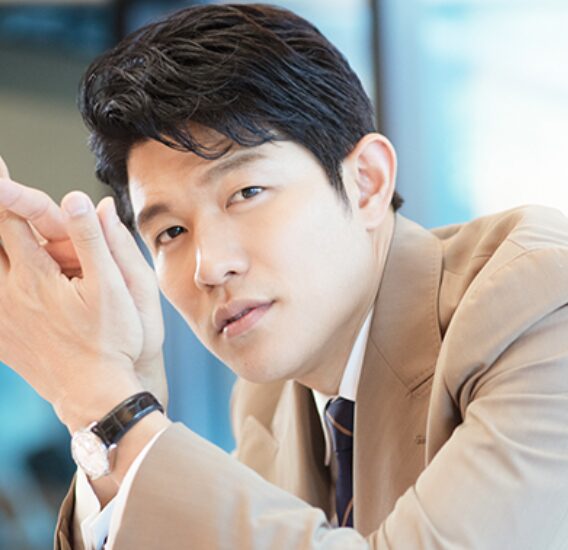 鈴木亮平のクールな表情