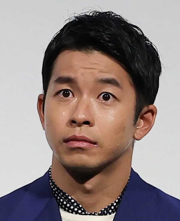 仲野太賀の眉を吊り上げる表情