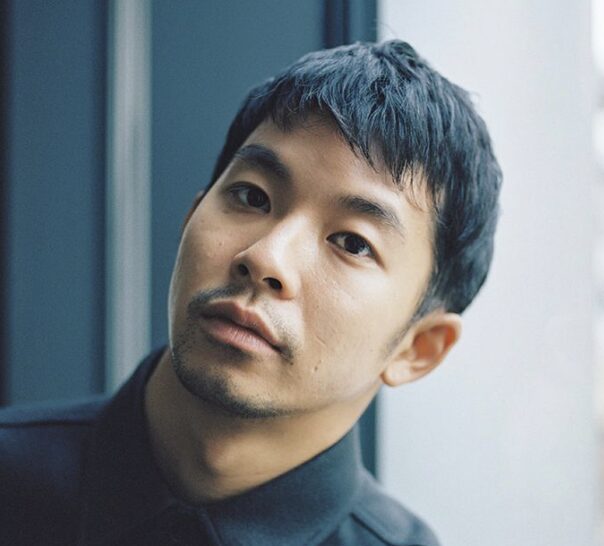 仲野太賀のクールな表情