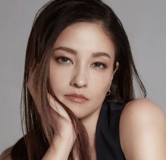 黒木メイサの頬杖をついた画像