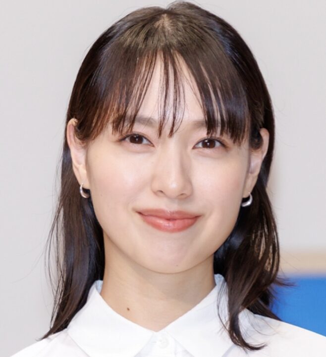 微笑む戸田恵梨香
