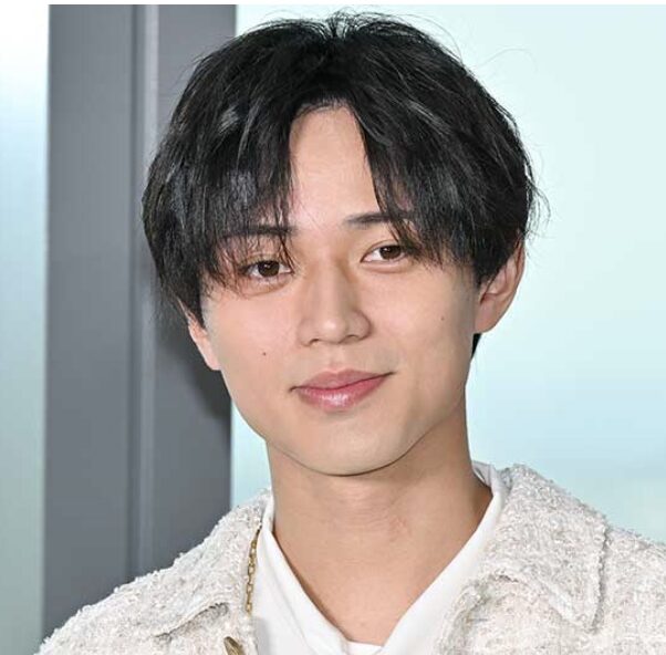 永瀬廉の微笑んでいる画像