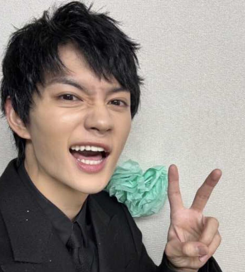 佐野勇斗のお茶目な笑顔