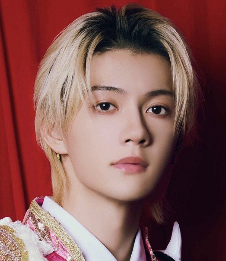 佐野勇斗のクールな表情