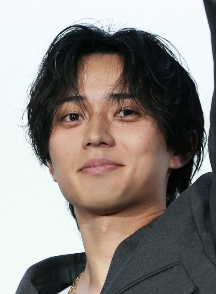 永瀬廉のクールな表情