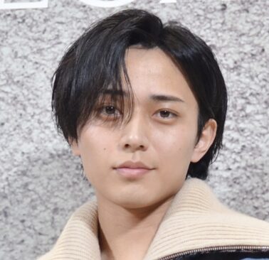 永瀬廉のクールな表情