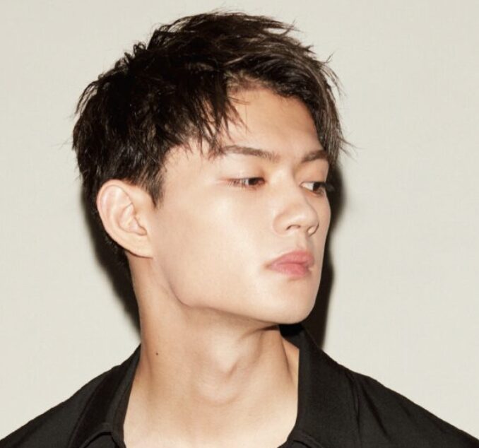 佐野勇斗のクールな表情