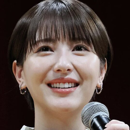 浜辺美波の爽やかな笑顔