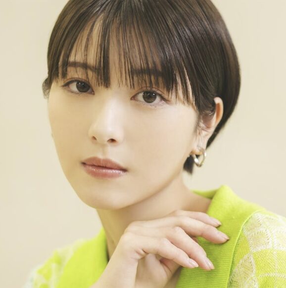 浜辺美波の落ち着いた表情