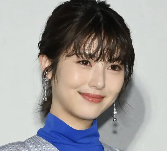 浜辺美波のにこやかな表情