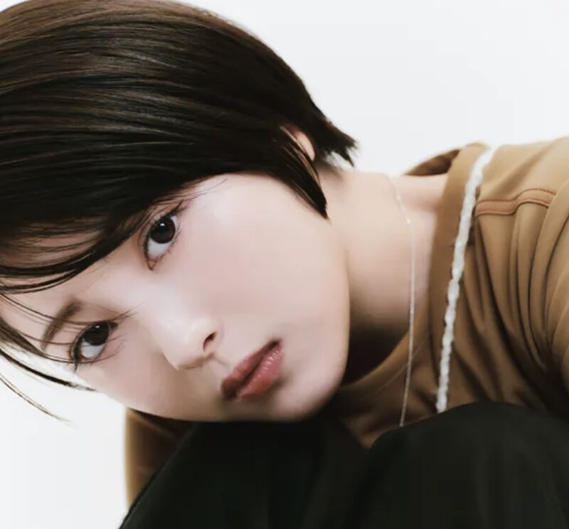 浜辺美波のクールな表情