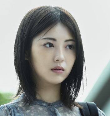 浜辺美波のクールな表情