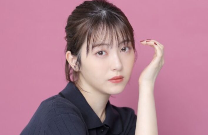 浜辺美波のクールな表情