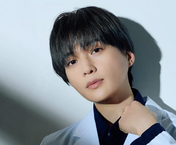 八木勇征の白衣姿