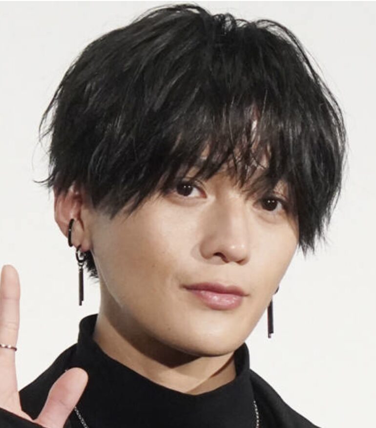 八木勇征の落ち着いた表情