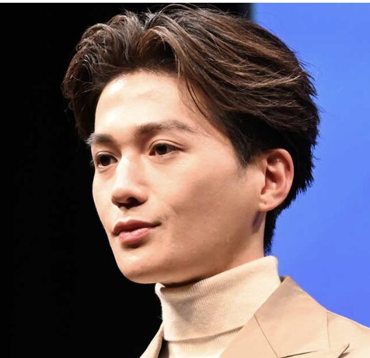 八木勇征のクールな表情