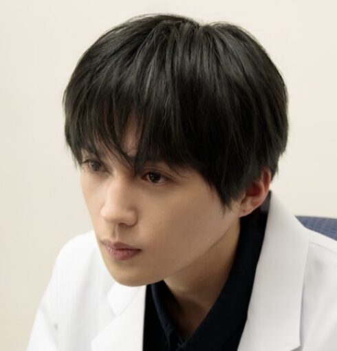 八木勇征の白衣姿