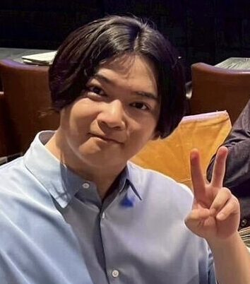 千葉雄大のピースサイン