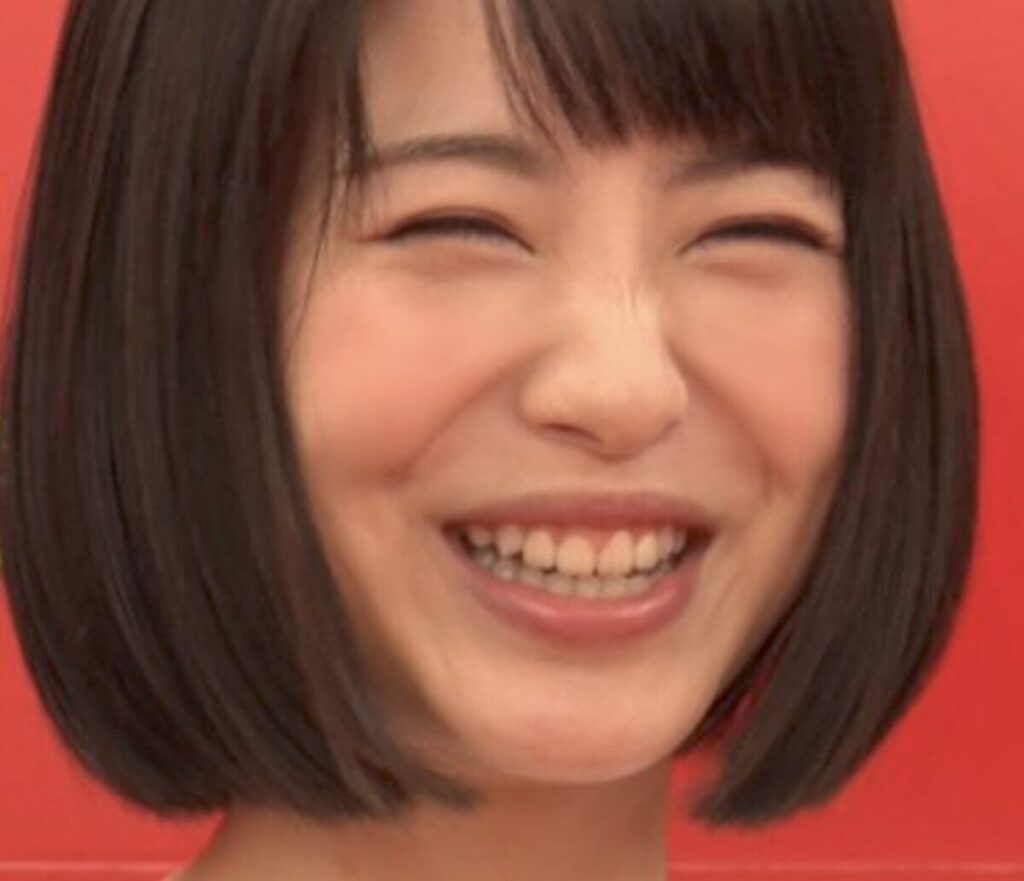 浜辺美波の思い切り笑った顔