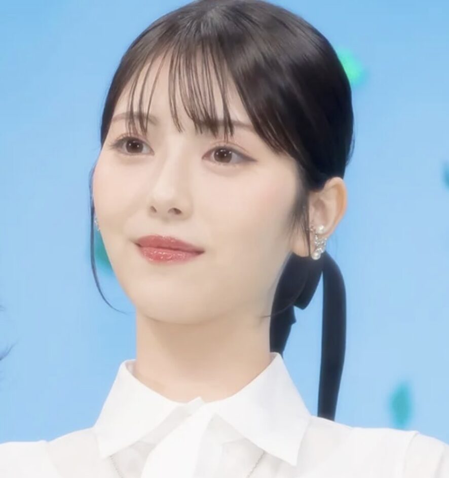 浜辺美波のクールな表情