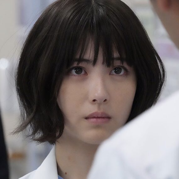 浜辺美波の真剣な表情