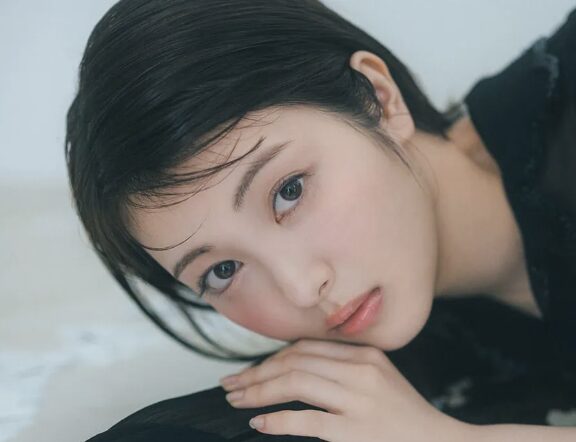 浜辺美波の決め顔