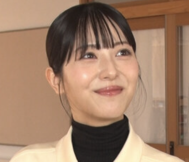 浜辺美波の上を見上げる姿