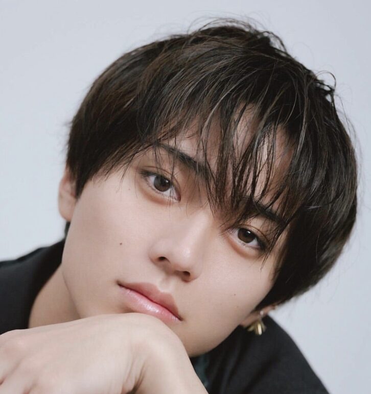 永瀬廉のクールな表情