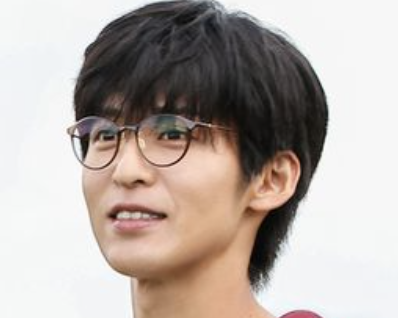 目黒蓮のメガネ姿