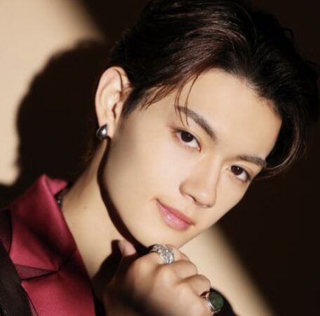 佐野勇斗のクールな表情