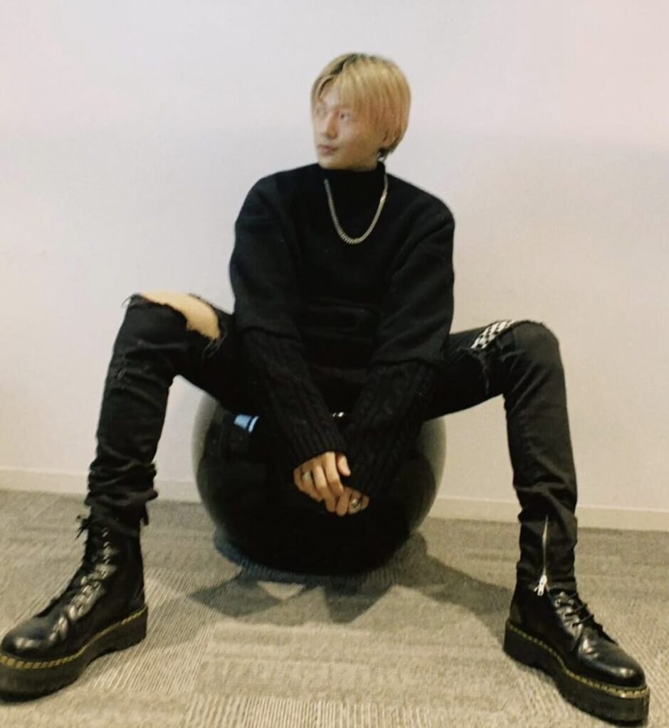 八木勇征の足の長さが分かる画像