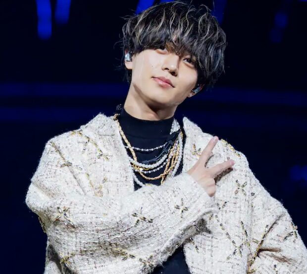 永瀬廉のピースポーズ