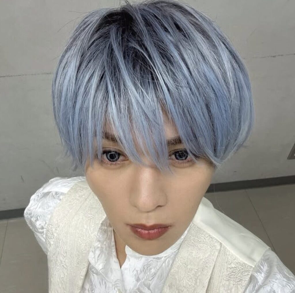 八木勇征の青色のヘアスタイル