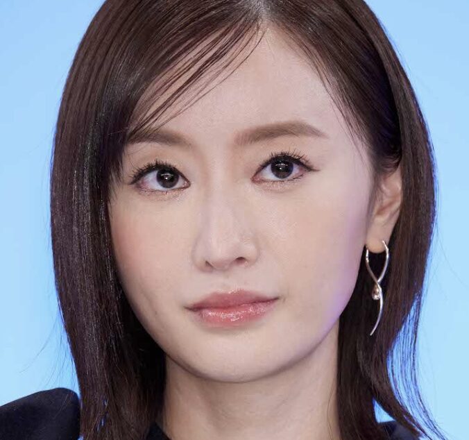 松本まりかの上を向く表情