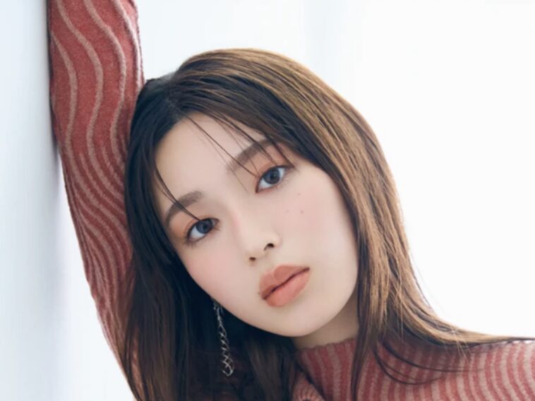 白石聖のクールな表情