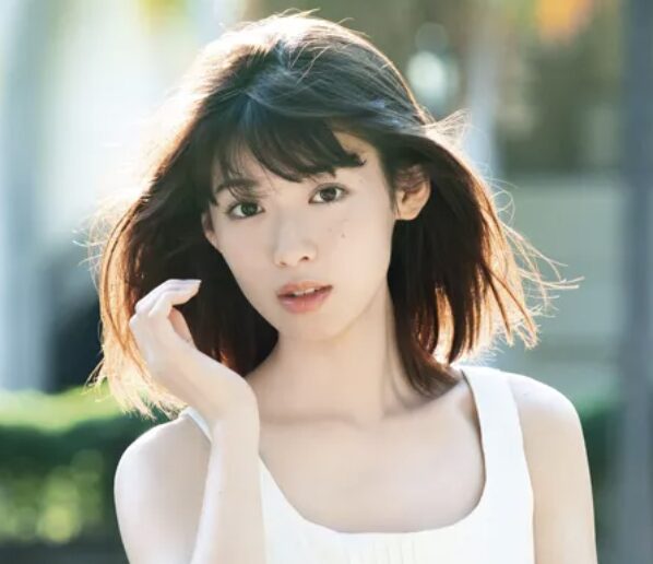 白石聖の髪がなびいている画像