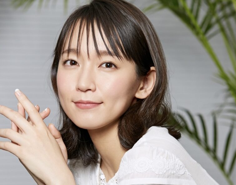 吉岡里帆の微笑んでいる姿