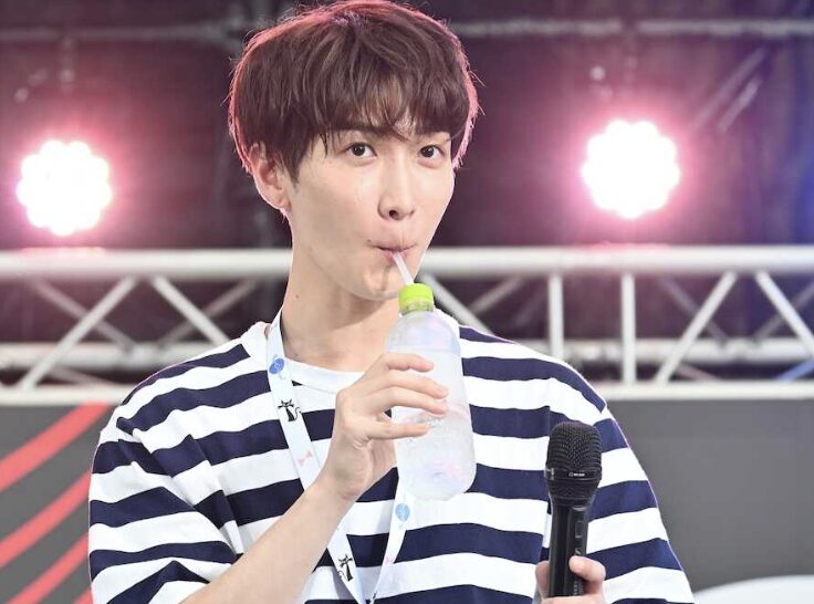 渡辺翔太の水分補給をする姿