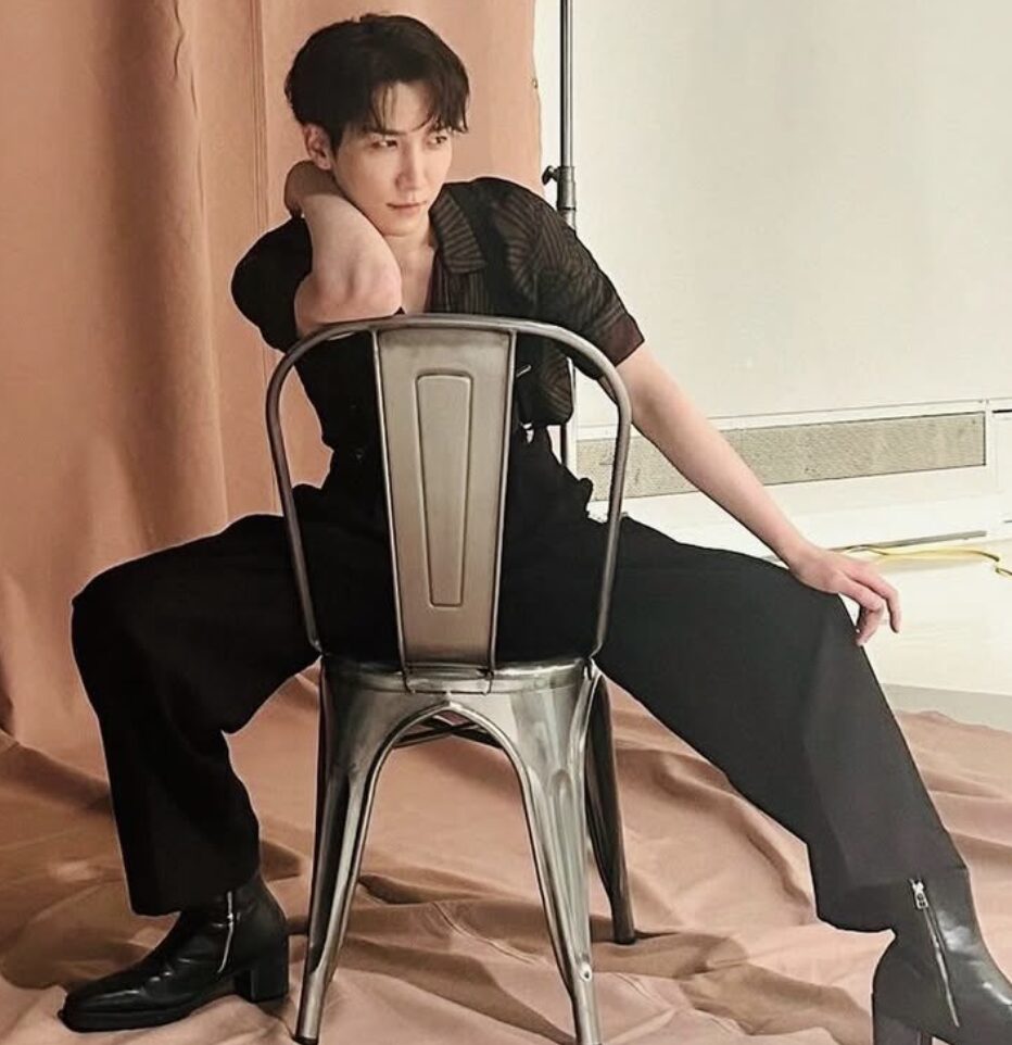 渡辺翔太の椅子に座る姿