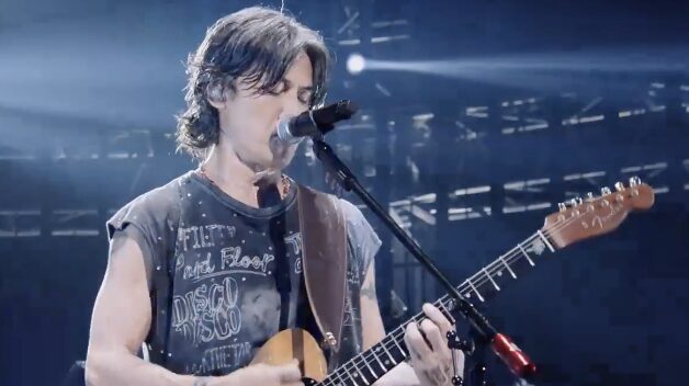 稲葉浩志のギターを弾く姿