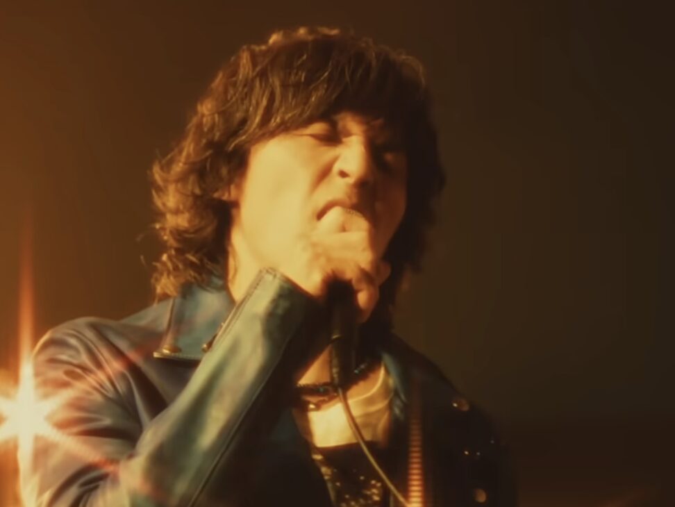 稲葉浩志の熱唱している姿