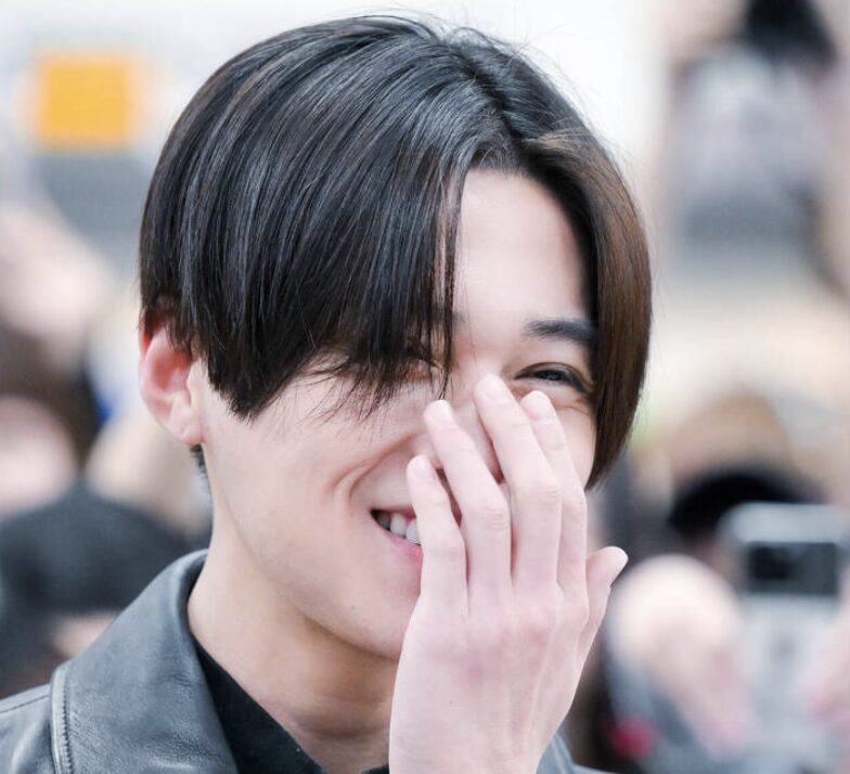 八木勇征の口元を隠す仕草