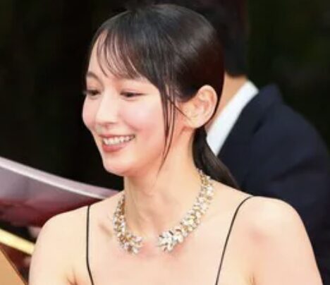 吉岡里帆の下を向いている笑顔