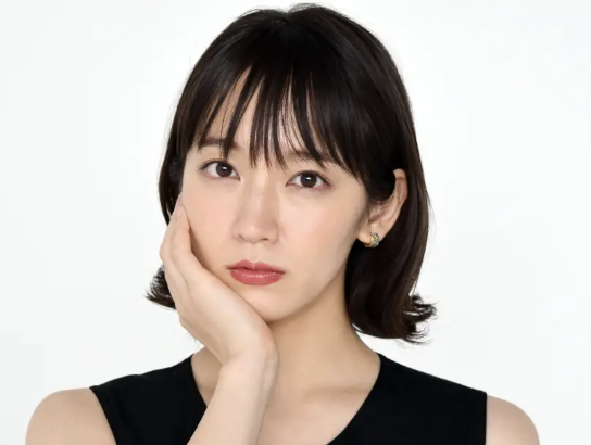 吉岡里帆の真っ直ぐ見つめる表情