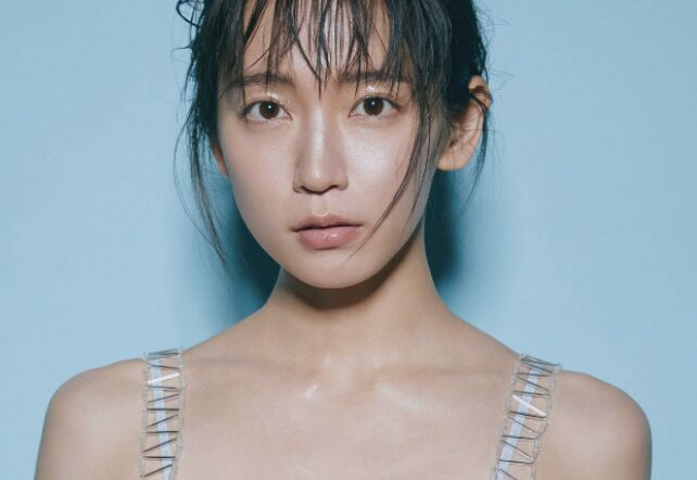 吉岡里帆のクールな表情