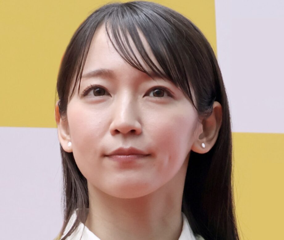 吉岡里帆のクールな表情