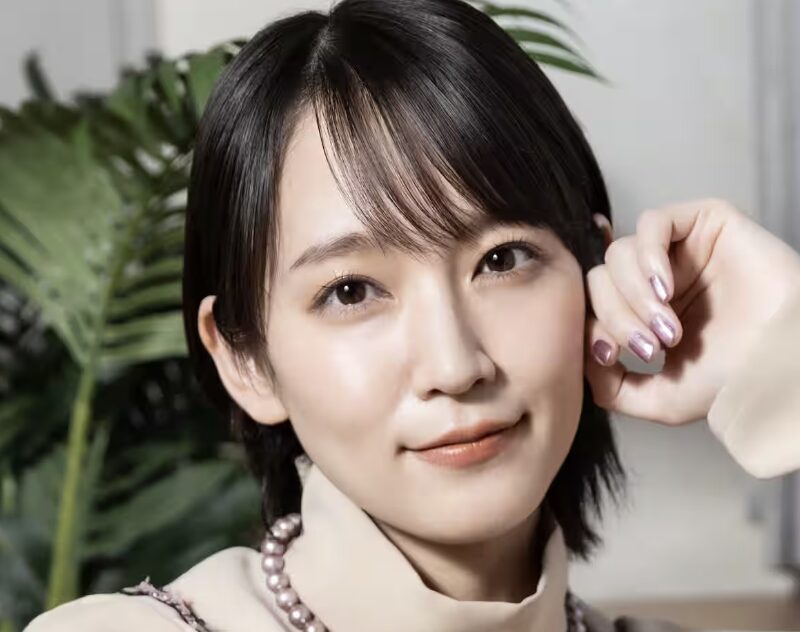 吉岡里帆のクールな決め顔