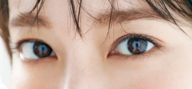 吉岡里帆の目元のアップの画像