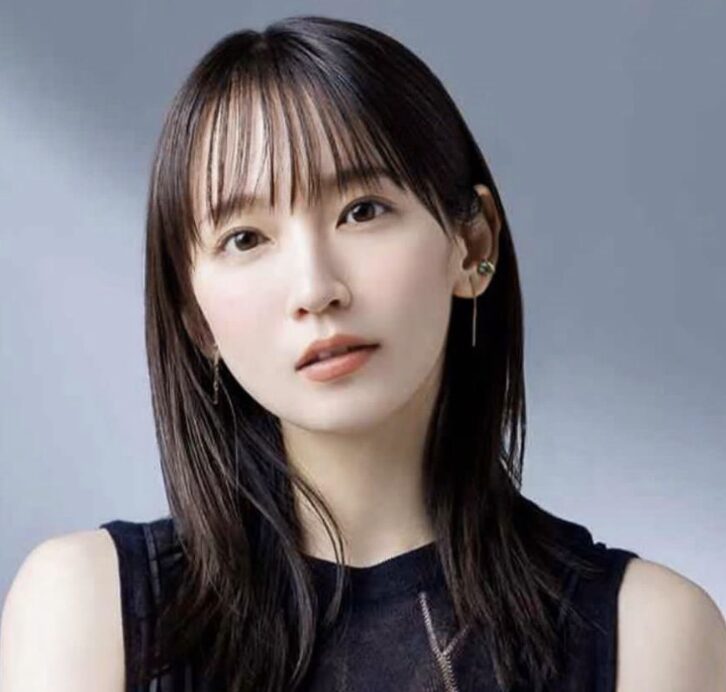 吉岡里帆の落ち着いた表情